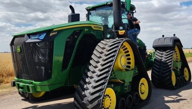 El tractor más grande del mundo en Argentina: lo compró un productor, estuvo 40 días en un barco y aún no salió del galpón del campo