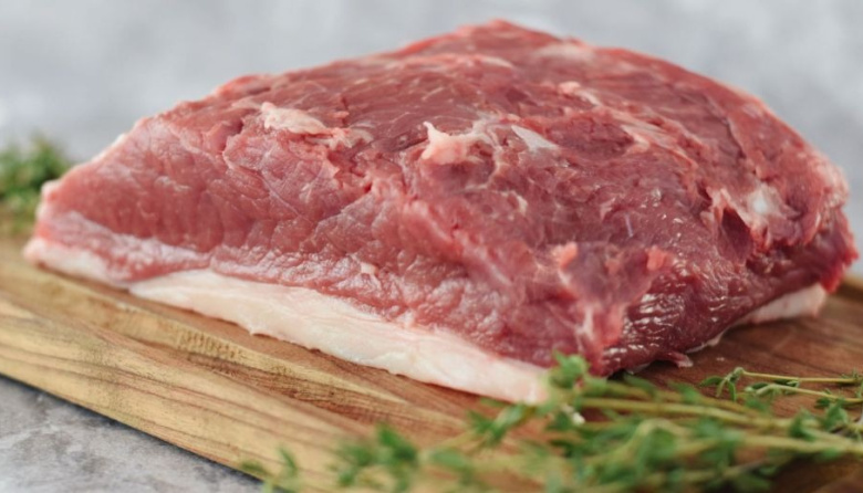 El bife de chorizo está más barato en Argentina, pero el asalariado de Estados Unidos puede comprar 35 kilos más por mes que uno local