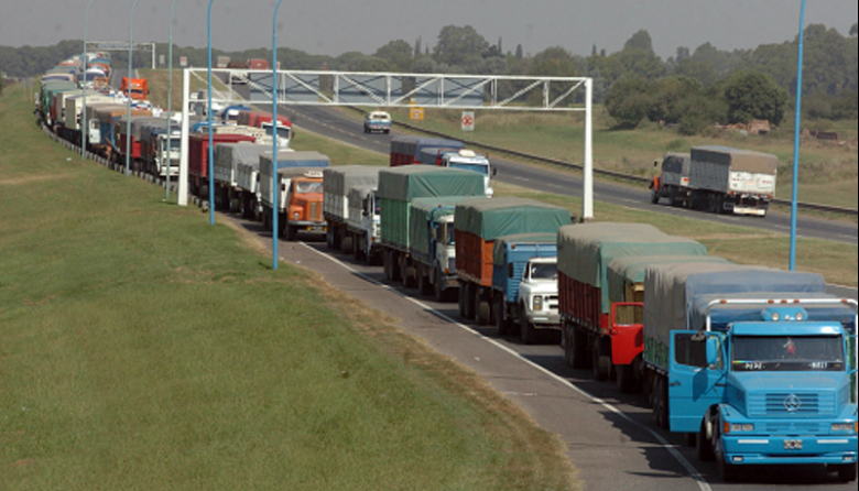 Transportistas de granos protestan por el alto precio del gasoil y piden un aumento de las tarifas
