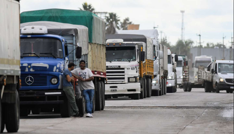 Las cámaras agroindustriales y las bolsas de cereales y de comercio piden “urgente normalización del transporte de cargas”