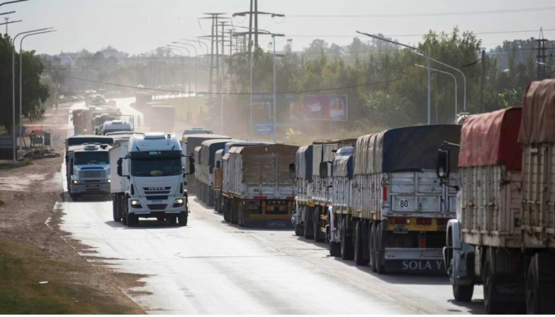 En Santa Fe quieren cobrar U$S 1,5 por tonelada para mejorar las rutas y crece el rechazo del agro