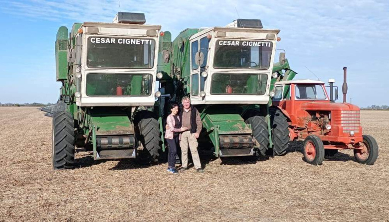 “Arriba de una Bernardín”: restauró dos cosechadoras de los ’70 y las usa cada campaña junto a su esposa