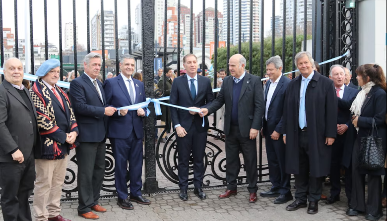 En la apertura de la Exposición Rural, el Gobierno prometió al campo seguir bajando la presión impositiva