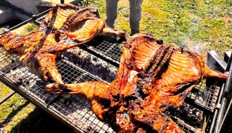 El cordero de la promesa: el fuego que unió a la gran familia Angus más allá de la pista