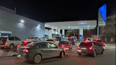 YPF bajará la nafta de madrugada: el nuevo sistema en los surtidores