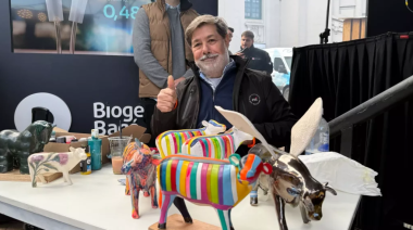 Inspirado en Marta Minujín y en la Vaca lila de Milka, Javier Luengo muestra una perfecta fusión entre diseño, ganadería y color