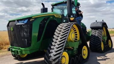 El tractor más grande del mundo en Argentina: lo compró un productor, estuvo 40 días en un barco y aún no salió del galpón del campo