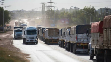 En Santa Fe quieren cobrar U$S 1,5 por tonelada para mejorar las rutas y crece el rechazo del agro
