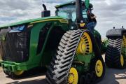 El tractor más grande del mundo en Argentina: lo compró un productor, estuvo 40 días en un barco y aún no salió del galpón del campo